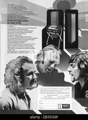 Une publicité pour le système audio Altec A-110 avec les légendes du rock Crosby Stills & Nash. D'un magazine de musique américain de 1970. Banque D'Images