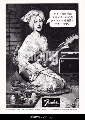 Une publicité d'un magazine de musique d'époque en japonais et en anglais pour Fender Stratoaster Guitars & AMPS. Cela faisait partie d'un plan de lutte contre les imitations japonaises à moindre coût. Fender a ensuite produit ses propres produits au Japon. Banque D'Images