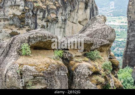 Vue sur les rochers spécifiques du Mont Meteor en Grèce. Banque D'Images