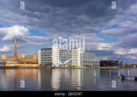 de l'autre côté de la rivière Spree jusqu'à l'Université des sciences appliquées ( Hochschule für Technik und Wirtschaft - HTW) printemps 2022, Berlin, Allemagne Banque D'Images