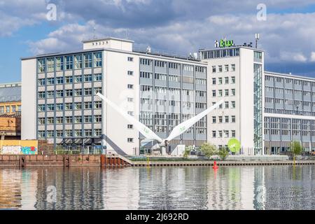 Vue sur la Spree jusqu'à l'Université des sciences appliquées ( Hochschule für Technik und Wirtschaft - HTW) printemps 2022, Berlin, Allemagne Banque D'Images