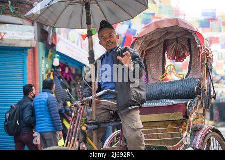 Katmandou, Népal - avril 20,2019 : pousse-pousse à vélo dans les rues de Katmandou. Dans la région terai du Népal, les rickshaws à cycle sont toujours les plus populaires. Banque D'Images