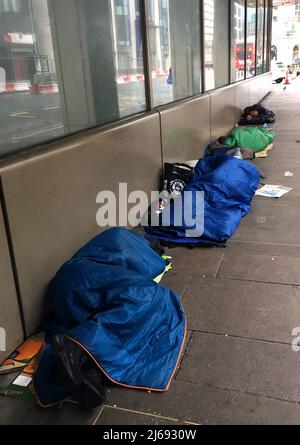 Photo du dossier datée du 22/07/17 de personnes sans abri dormant à Victoria, Londres. Le nombre de personnes qui dorment difficilement à Londres au cours des trois premiers mois de 2022 est en baisse de 10% par an, comme le montrent les chiffres. Date de publication : vendredi 29 avril 2022. Banque D'Images