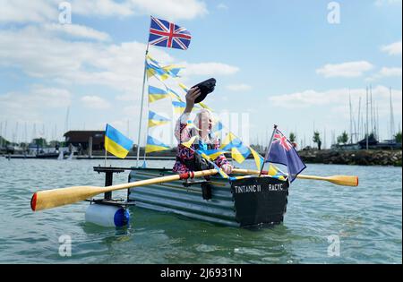 Michael Stanley 81, connu sous le nom de « Major Mick », prend sa casquette alors qu'il lance son nouveau défi de charité Tintanique, Ce qui implique de l'aviron dans son bateau fait maison, le 'Tintanic', sur les rivières autour du pays, pour recueillir de l'argent pour la charité enfants sur la périphérie qui soutient actuellement les réfugiés ukrainiens, au Chichester Yacht Club, à Birdham, dans l'ouest du Sussex. Date de la photo: Vendredi 29 avril 2022. Banque D'Images