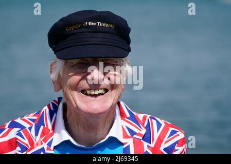 Michael Stanley 81, connu sous le nom de « Major Mick », avant de lancer son nouveau défi de charité Tintanique, Ce qui implique de l'aviron dans son bateau fait maison, le 'Tintanic', sur les rivières autour du pays, pour recueillir de l'argent pour la charité enfants sur la périphérie qui soutient actuellement les réfugiés ukrainiens, au Chichester Yacht Club, à Birdham, dans l'ouest du Sussex. Date de la photo: Vendredi 29 avril 2022. Banque D'Images