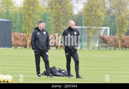 East mains.Ormiston.Tranent.East Lothian.Scotland.UK.29th avril 22 Hibernian Eddie Mai avec le directeur intérimaire David Gray (R) session de formation pour Cinch Premiership Match vs Livingston . Crédit : eric mccowat/Alay Live News Banque D'Images