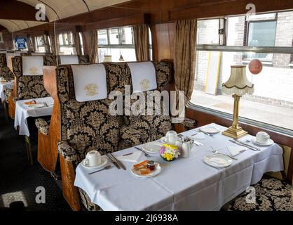 Penzance, Cornwall, Royaume-Uni. 29th 6233 avril 2022, la locomotive à vapeur rouge Duchesse de Sutherland, âgée de 84 ans, est arrivée la nuit dernière à Penzance. Le train à vapeur construit avant la deuxième Guerre mondiale a traversé Cornwall, dans le cadre d'une « visite » de Londres à tous les coins du pays. Il a quitté ses voitures aujourd'hui, il a voyagé de retour à Plymouth pour être tourné autour d'une plaque tournante avant de retourner à Penzance prêt pour son retour à Londres dans la matinée.Credit: Keith Larby / Alay Live News Banque D'Images