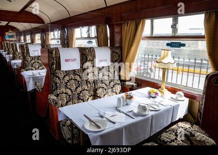 Penzance, Cornwall, Royaume-Uni. 29th 6233 avril 2022, la locomotive à vapeur rouge Duchesse de Sutherland, âgée de 84 ans, est arrivée la nuit dernière à Penzance. Le train à vapeur construit avant la deuxième Guerre mondiale a traversé Cornwall, dans le cadre d'une « visite » de Londres à tous les coins du pays. Il a quitté ses voitures aujourd'hui, il a voyagé de retour à Plymouth pour être tourné autour d'une plaque tournante avant de retourner à Penzance prêt pour son retour à Londres dans la matinée.Credit: Keith Larby / Alay Live News Banque D'Images