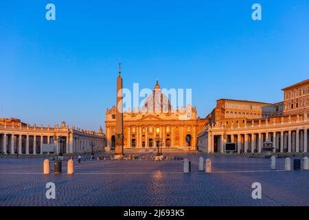 Piazza San Pietro (St. Place Pierre), Cité du Vatican, site classé au patrimoine mondial de l'UNESCO, Rome, Lazio, Italie Banque D'Images