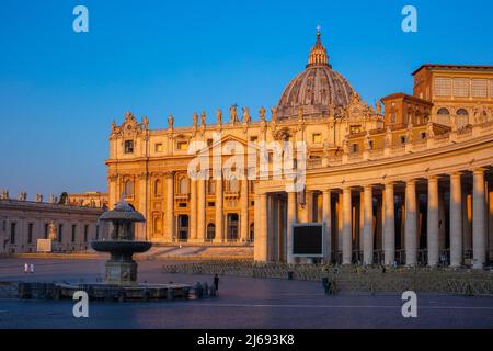 Piazza San Pietro (St. Place Pierre), Cité du Vatican, site classé au patrimoine mondial de l'UNESCO, Rome, Lazio, Italie Banque D'Images