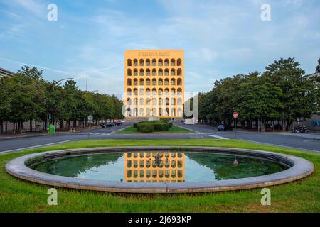 Palazzo della Civilta, quartier EUR, Rome, Lazio, Italie Banque D'Images