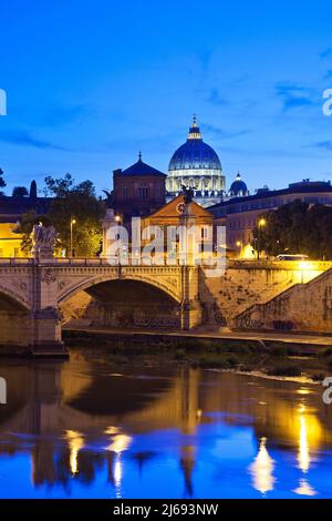 Tibre et basilique Saint-Pierre, Cité du Vatican, site classé au patrimoine mondial de l'UNESCO, Rome, Lazio, Italie Banque D'Images