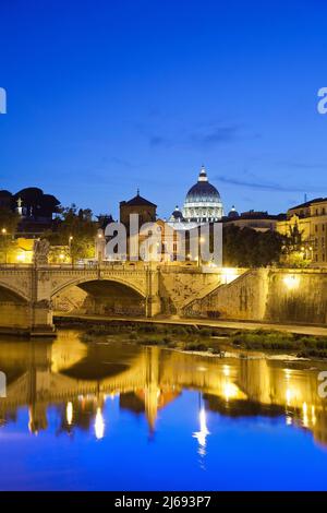 Tibre et basilique Saint-Pierre, Cité du Vatican, Rome, Lazio, Italie Banque D'Images