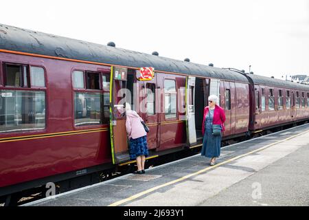 Penzance, Cornwall, Royaume-Uni. 29th 6233 avril 2022, la locomotive à vapeur rouge Duchesse de Sutherland, âgée de 84 ans, est arrivée la nuit dernière à Penzance. Le train à vapeur construit avant la deuxième Guerre mondiale a traversé Cornwall, dans le cadre d'une « visite » de Londres à tous les coins du pays. Il a quitté ses voitures aujourd'hui, il a voyagé de retour à Plymouth pour être tourné autour d'une plaque tournante avant de retourner à Penzance prêt pour son retour à Londres dans la matinée.Credit: Keith Larby / Alay Live News Banque D'Images