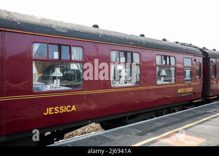 Penzance, Cornwall, Royaume-Uni. 29th 6233 avril 2022, la locomotive à vapeur rouge Duchesse de Sutherland, âgée de 84 ans, est arrivée la nuit dernière à Penzance. Le train à vapeur construit avant la deuxième Guerre mondiale a traversé Cornwall, dans le cadre d'une « visite » de Londres à tous les coins du pays. Il a quitté ses voitures aujourd'hui, il a voyagé de retour à Plymouth pour être tourné autour d'une plaque tournante avant de retourner à Penzance prêt pour son retour à Londres dans la matinée.Credit: Keith Larby / Alay Live News Banque D'Images