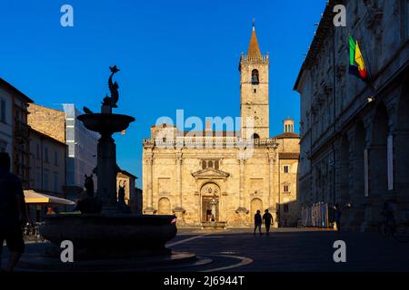 Cathédrale (église de Sant'Emidio), Piazza Arringo, Ascoli Piceno, Marche, Italie Banque D'Images