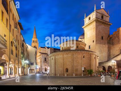 Piazza delle Erbe, Mantoue (Mantoue), site classé au patrimoine mondial de l'UNESCO, Lombardie (Lombardie), Italie Banque D'Images