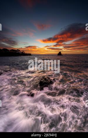Des vagues écrasant avec un ciel spectaculaire, Funchal, Madère, Portugal, Atlantique, Europe Banque D'Images