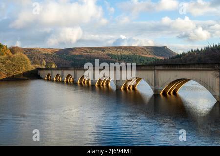 Ladybower Bridge on the A57, Snake Pass, Derbyshire Peak District National Park, Derbyshire, Angleterre, Royaume-Uni, Europe Banque D'Images