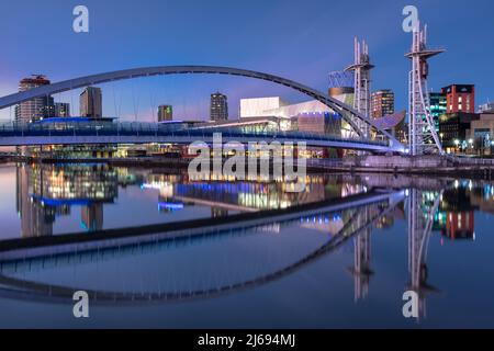 La passerelle Lowry et le Lowry Centre de nuit, Salford Quays, Salford, Manchester, Angleterre, Royaume-Uni Banque D'Images