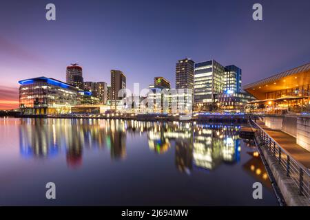 MediaCityUK se reflète dans North Bay la nuit, Salford Quays, Salford, Manchester, Angleterre, Royaume-Uni Banque D'Images