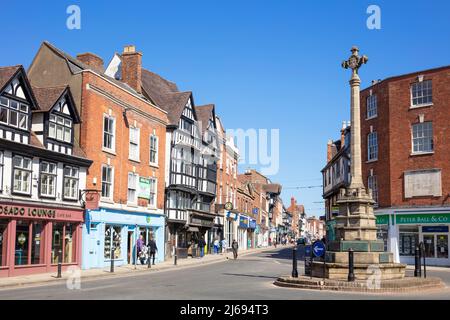 Les boutiques du centre-ville de Tewkesbury et le monument commémoratif de guerre de Tewkesbury (la Croix), Tewkesbury, Gloucestershire, Angleterre, Royaume-Uni Banque D'Images