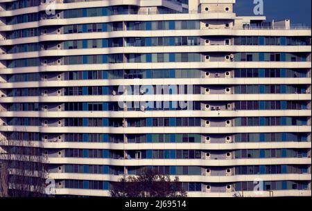 Photo d'un bâtiment de plusieurs étages exposé au soleil Banque D'Images