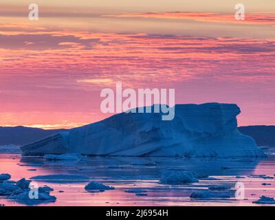 Coucher de soleil sur glace tabulaire et glaciaire près de Snow Hill Island, mer de Weddell, Antarctique, régions polaires Banque D'Images