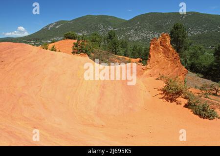 Roussillon, France - juin 2021 : les incroyables carrières d'ocre en plein air en Provence Banque D'Images