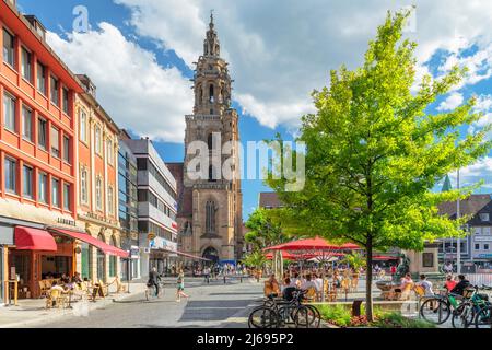 Cafés sur la place du marché avec l'église de Kilianskirche, Heilbronn, Bade-Wurtemberg, Allemagne Banque D'Images