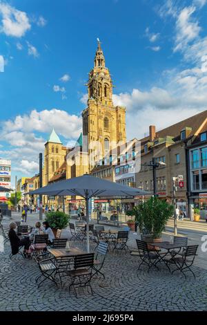 Café sur la place du marché avec l'église de Kilianskirche, Heilbronn, Bade-Wurtemberg, Allemagne Banque D'Images