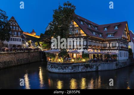 Vue sur le canal Wehrneckarkanal jusqu'au château, Esslingen am Neckar, Bade-Wurtemberg, Allemagne Banque D'Images