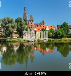 Vue sur le Danube jusqu'à Ulm Minster et la vieille ville, Ulm, Bade-Wurtemberg, Allemagne Banque D'Images