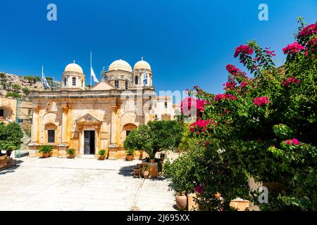 Façade de l'ancien monastère d'Agia Triada de Tzagarolon entouré de bougainvilliers en été, île de Crète, îles grecques, Grèce Banque D'Images