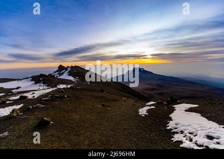 Cols de montagne enneigés sur le Mont Kilimanjaro au coucher du soleil, site du patrimoine mondial de l'UNESCO, Tanzanie, Afrique de l'est, Afrique Banque D'Images