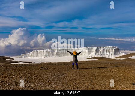 Femme appréciant la vue sur son chemin jusqu'au Mont Kilimanjaro, site du patrimoine mondial de l'UNESCO, Tanzanie, Afrique de l'est, Afrique Banque D'Images