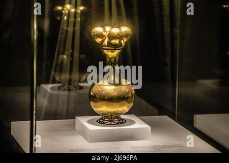 Contenant de chaux dorée en forme de fruit, Museo del Oro, Bogotá, Colombie Banque D'Images