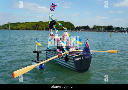 Michael Stanley 81, connu sous le nom de « Major Mick », prend sa casquette alors qu'il lance son nouveau défi de charité Tintanique, Ce qui implique de l'aviron dans son bateau fait maison, le 'Tintanic', sur les rivières autour du pays, pour recueillir de l'argent pour la charité enfants sur la périphérie qui soutient actuellement les réfugiés ukrainiens, au Chichester Yacht Club, à Birdham, dans l'ouest du Sussex. Date de la photo: Vendredi 29 avril 2022. Banque D'Images