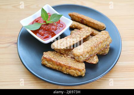 Tempeh poêlé avec sauce marinara maison, un plat simple et savoureux de nourriture entière à base de plantes Banque D'Images