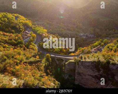 Vue aérienne du col de Scheggia et du pont de Ponte a Botte en automne, Scheggia, Apennines, Ombrie, Italie Banque D'Images