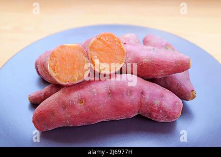 Assiette de pommes de terre sucrées cuites savoureuses pour un concept d'aliments entiers régime à base de plantes Banque D'Images