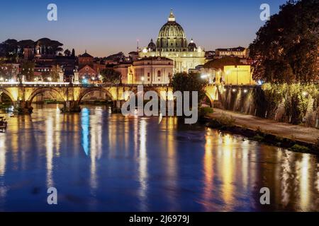 Vue nocturne du pont San Angelo sur le Tibre avec fond de la basilique Saint-Pierre illuminée dans le Vatican, Rome, Lazio, Italie, Europe Banque D'Images