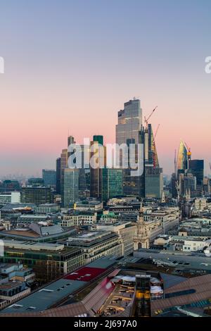 Vue aérienne de la ville de Londres au coucher du soleil prise de la cathédrale Saint-Paul, Londres, Angleterre, Royaume-Uni, Europe Banque D'Images