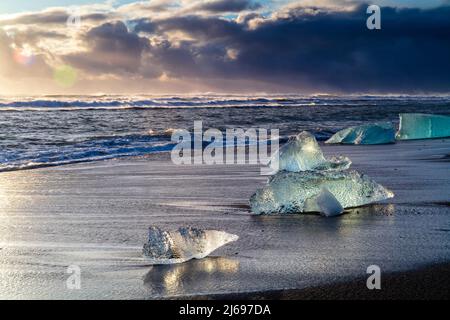 Icebergs du glacier en fusion sur une plage de sable noir près de la lagune du glacier de Jokulsarlon, Parc national de Vatnajokull, Islande, régions polaires Banque D'Images