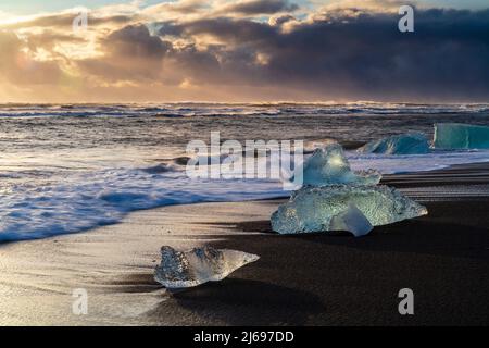 Icebergs du glacier en fusion sur une plage de sable noir près de la lagune du glacier de Jokulsarlon, Parc national de Vatnajokull, Islande, régions polaires Banque D'Images