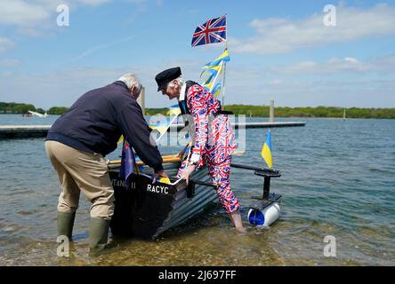 Michael Stanley 81, connu sous le nom de « Major Mick », est aidé dans son bateau Tintanic II alors qu'il lance son nouveau défi de charité Tintanic, Ce qui implique de l'aviron dans son bateau fait maison, le 'Tintanic', sur les rivières autour du pays, pour recueillir de l'argent pour la charité enfants sur la périphérie qui soutient actuellement les réfugiés ukrainiens, au Chichester Yacht Club, à Birdham, dans l'ouest du Sussex. Date de la photo: Vendredi 29 avril 2022. Banque D'Images