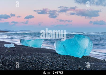 Icebergs du glacier en fusion sur une plage de sable noir près de la lagune du glacier de Jokulsarlon, Parc national de Vatnajokull, Islande, régions polaires Banque D'Images