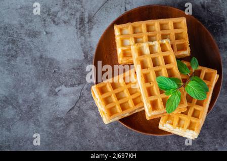 Petit déjeuner avec gaufres belges sur la table grise. Copier l'espace Banque D'Images