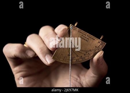 Réplique précise d'un cadran solaire du quadrant de 14th siècle, réalisée par Master Terebrus, un producteur ukranien d'outils de navigation et mathématiques anciens. Banque D'Images