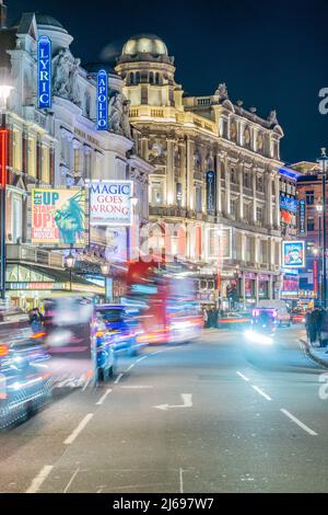 Shaftesbury Avenue également connue sous le nom de Theatreland, la nuit, Londres, Angleterre, Royaume-Uni Banque D'Images